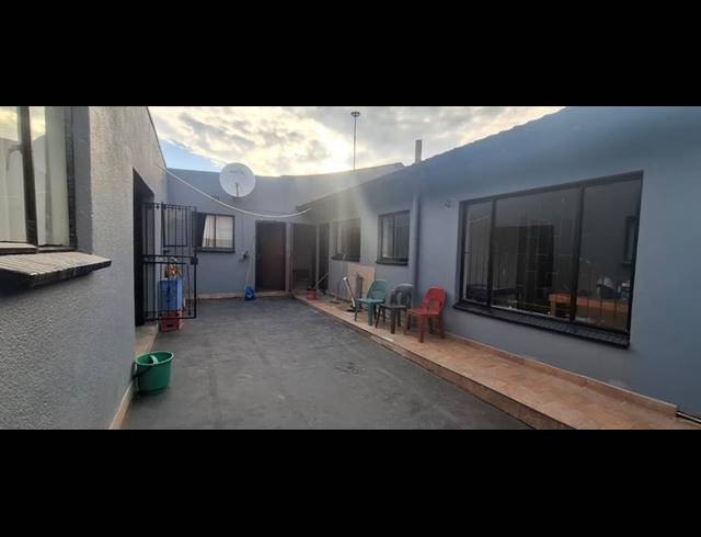 6 BEDROOM HOUSE FOR SALE IN TEMBISA